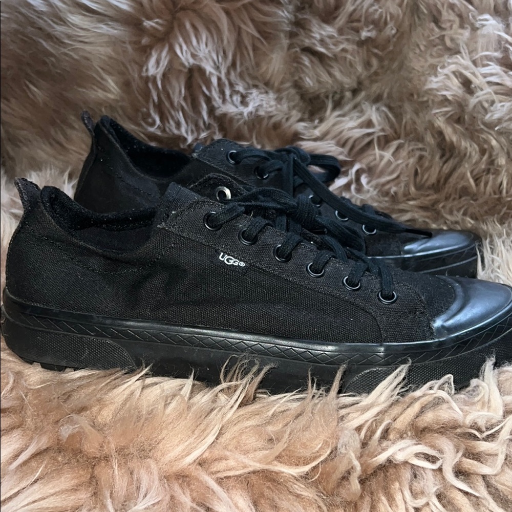 UGG Aries Sneaker size 9